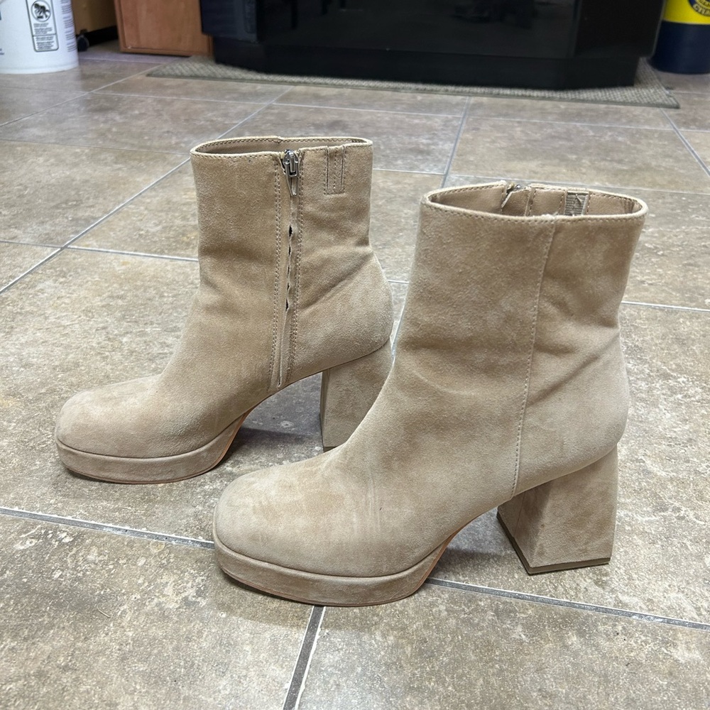 Dolce Vita 10 Tan Suede Ankle Boots